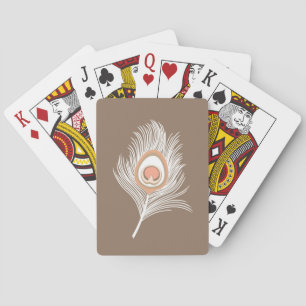 Witte en perzikpauwveer op taupebruin pokerkaarten