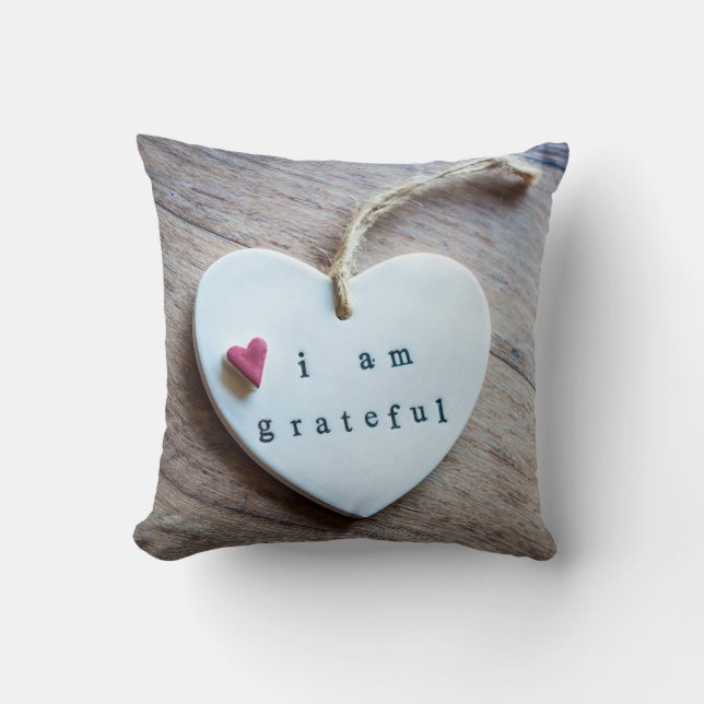 Witte en rode harten op hout kussen (Voorkant)