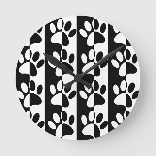 Witte en zwarte bladzijden ronde klok (Voorkant)