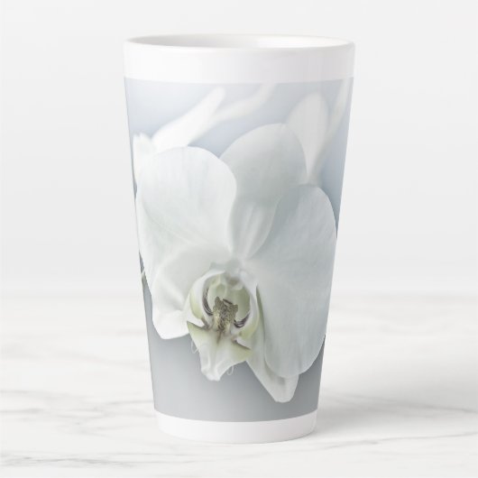 Witte faleonopsis orchidee latte mok (Voorkant)