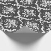 Witte florale damaspatroon op donkergrijs cadeaupapier (Hoek)