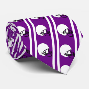 Witte Footballs helm op Paarse stropdas