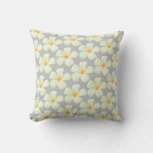 Witte Frangipani Plumeria Bloemen op Zilver Grijs Kussen