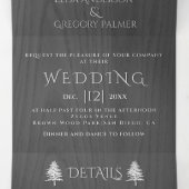 Witte geëmbosseerde bomen op grijze houten winterb drieluik uitnodiging (Binnenkant midden)