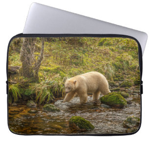 Witte Geestbeer jaagt op vis in Riordan Creek Laptop Sleeve