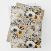 Witte, gele anemonen op een grijs-bruine achtergro inpakpapier vel (In situ)