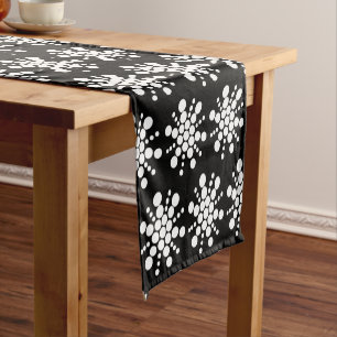Witte gestippelde sterren op zwart korte tafelloper