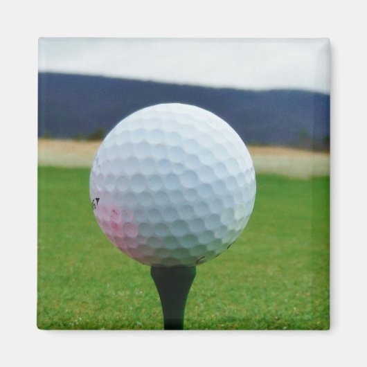 witte Golfbal op een golfbaan in een berg Magneet (Voorkant)