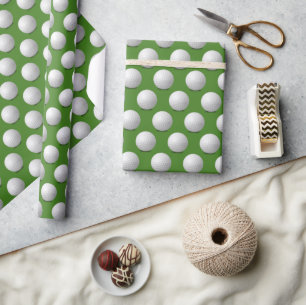 Witte golfballen op groen cadeaupapier
