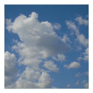 Witte/grijze wolken en blauwe hemel perfect poster