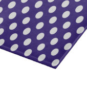 Witte haarvlekken op donkerblauw snijplank (Hoek)