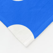 Witte haarvlekken op koningsblauw fleece deken (Hoek)