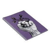 Witte hand met zwarte nagels en monsterring notitieboek (Rechterzijde)