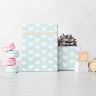 Witte harten op bleke groene linnen cadeaupapier