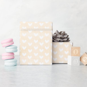 Witte harten op crèmekleurig linnen cadeaupapier
