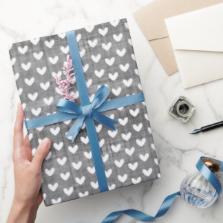 Witte harten op donkergrijze linnen cadeaupapier