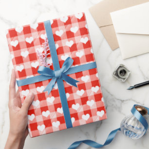 Witte harten op gewatteerde gingham cadeaupapier