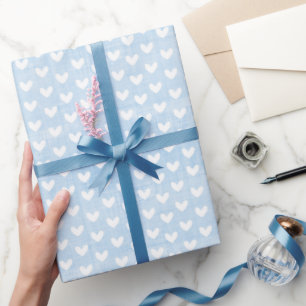 Witte harten op lichtblauwe linnen cadeaupapier