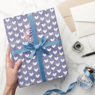Witte harten op marineblauwe linnen cadeaupapier