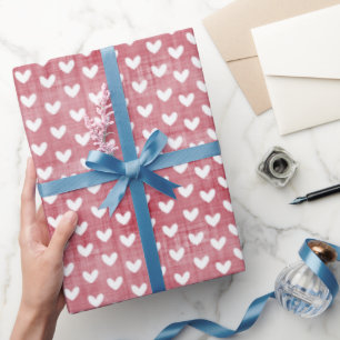 Witte harten op rode linnen cadeaupapier