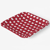 Witte harten op rood papieren bordje (Gebogen)