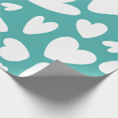 Witte harten op turquoise patroon cadeaupapier (Hoek)