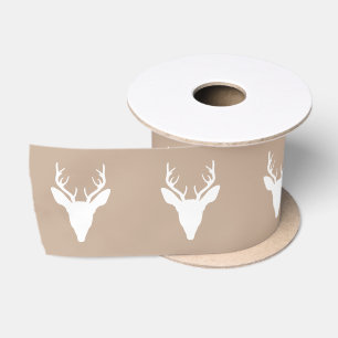 Witte hertenkop silhouet op beige lint