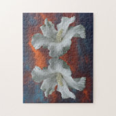 Witte Hibiscus-bloemen op dramatische hemel Legpuzzel (Verticaal)