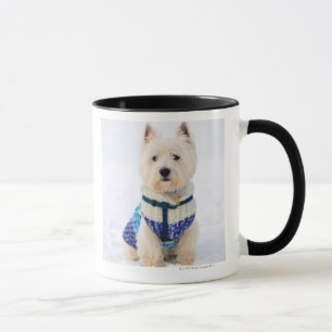Witte hond in kleren in de sneeuw. mok