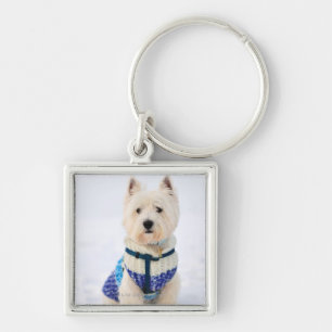 Witte hond in kleren in de sneeuw. sleutelhanger