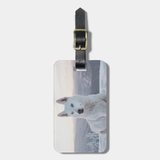 Witte hondje in de sneeuw bagagelabel (Voorkant verticaal)