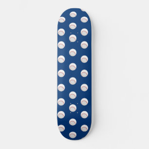 Witte honkbalspelers bal rode stiksels skateboard