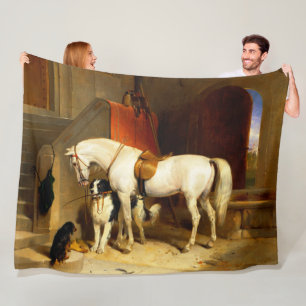 WITTE HORSE MET HONDEN EN DALCONS IN STABIEL FLEECE DEKEN