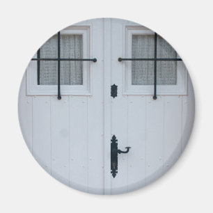 Witte houten deur met zwart ijzerwerk magneet