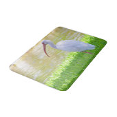 Witte ibis watervogel op één been in gras foto badmat (Gekanteld)