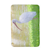 Witte ibis watervogel op één been in gras foto badmat (Voorkant Verticaal)