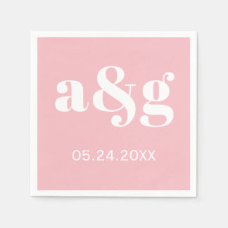 Witte initialen typografie op een roze bruiloft servet