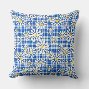 Witte kamillebloemen op een blauwe geruite achterg kussen