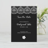 Witte kant en bloem save the date (Staand voorkant)