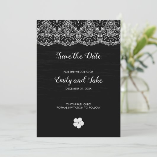 Witte kant en bloem save the date (Staand voorkant)