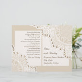 Witte kant en parels beige gevouwen trouwprogramma (Staand voorkant)