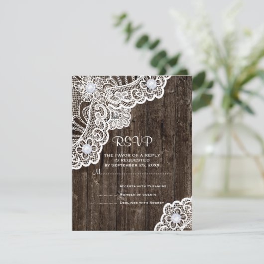 witte kant op oude houten bruiloft RSVP (Staand voorkant)