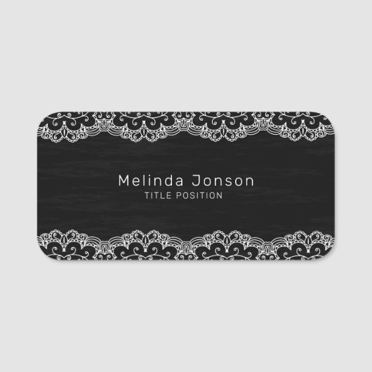 Witte kant op zwart naamplaatje (Voorkant)