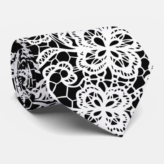 Witte kant op zwart stropdas (Opgerold)