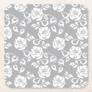 Witte kant patroon op grijze achtergrond vierkante kartonnen onderzetter