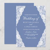 Witte kant stoffige blauwe elegante trouw uitnodig kaart (Voorkant / Achterkant)