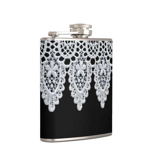 Witte kant vormt een delicate grens tegen zwart heupfles (Rechts)