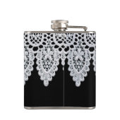 Witte kant vormt een delicate grens tegen zwart heupfles (Achterkant)