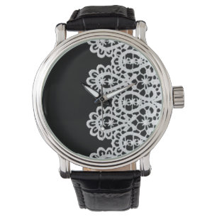 Witte kant vormt een delicate grens tegen zwart horloge