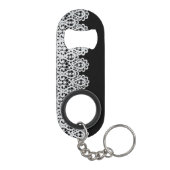 Witte kant vormt een delicate grens tegen zwart mini flessenopener (Achterkant)